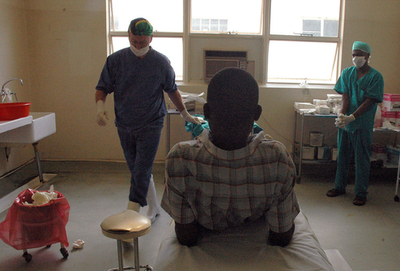 男性の包皮切除がエイズ感染予防に? - スワジランド