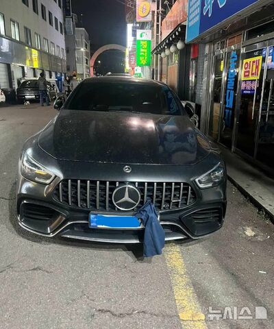 ベンツがナンバー隠し駐車、衣服でカモフラージュ…韓国「取り締まり逃れ」ドライバーに非難集中