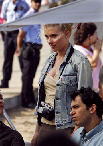 バルセロナで新作映画の撮影に臨むスカーレット・ヨハンソン