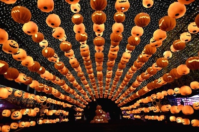かぼちゃのランタンのトンネル、中国でもハロウィーン