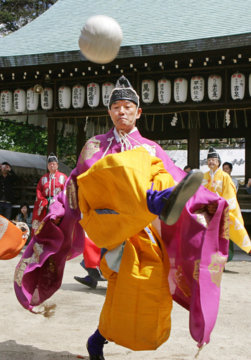 白峰神宮で蹴鞠の奉納 - 京都