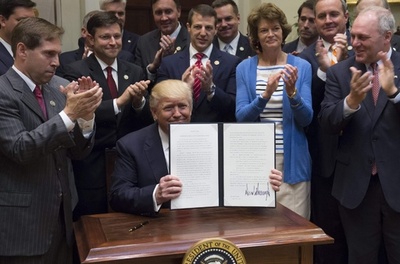 トランプ氏、アラスカ沖石油・天然ガス採掘緩和へ 大統領令に署名