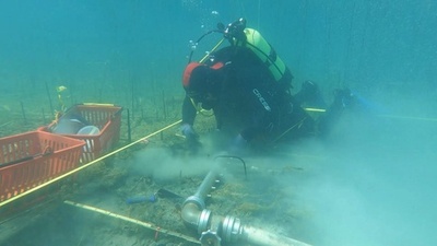 字幕:欧州最古級の高床式集落か 周囲は要塞化 アルバニア