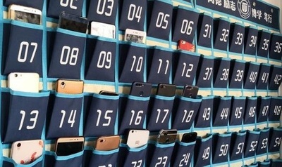 授業中はスマホ禁止！ 教室内に「収納ポケット」設置 中国の大学