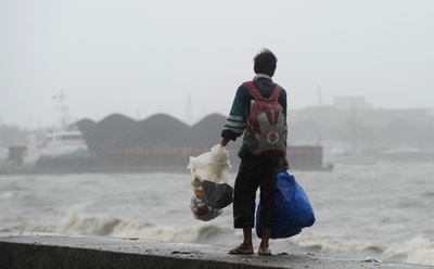 フィリピン、台風24号直撃で死者 2万3000人以上避難