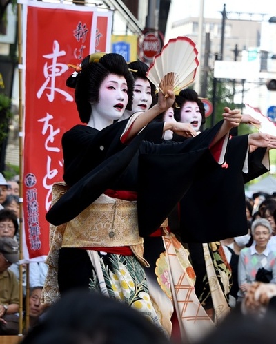 芸者舞う江戸の粋に酔う、銀座柳まつり