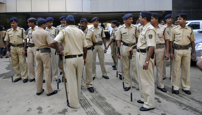 カーキ色は時代遅れ？ インド警察の制服一新へ