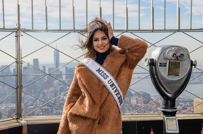 ミス・ユニバース優勝のインド代表、NYの超高層ビルでポーズ