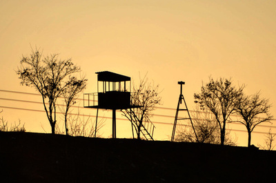 避難民によるラジオ局、シリアに残された人々への放送続ける