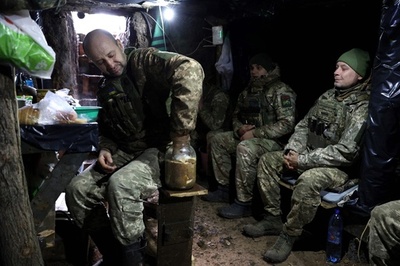 寒さ、ネズミ、泥から雪へ…ウクライナ軍、前線で迎える2度目の冬