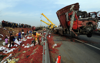 火薬積んだトラックが路上で爆発、4人死亡 中国