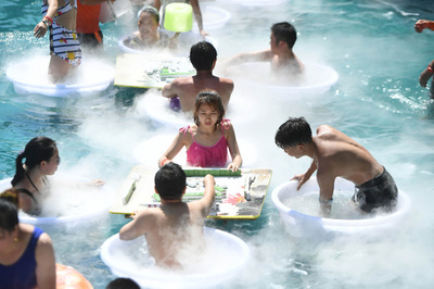 猛暑は「プールマージャン」で吹き飛ばせ！ 重慶