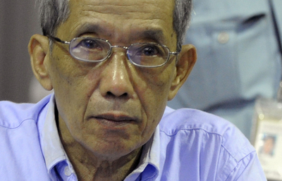 カンボジア特別法廷が開廷、元収容所長の公判始まる