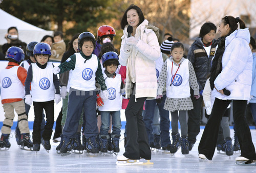 荒川静香と浅田舞 都内屋外スケートリンクに登場 写真4枚 ファッション ニュースならmode Press Powered By Afpbb News