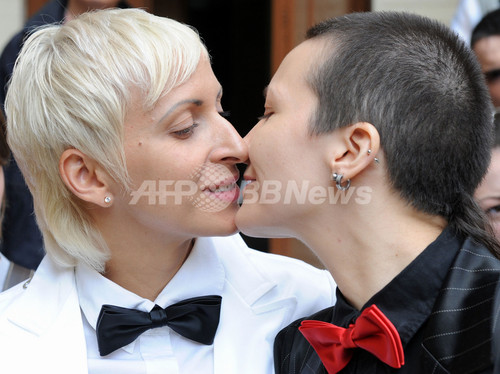 ロシア初の同性婚認めて 結婚登録事務所前でキス 写真5枚 ファッション ニュースならmode Press Powered By Afpbb News