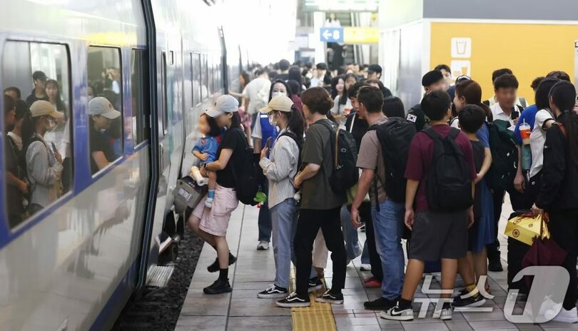 龍山駅で列車に乗る帰省客(c)news1