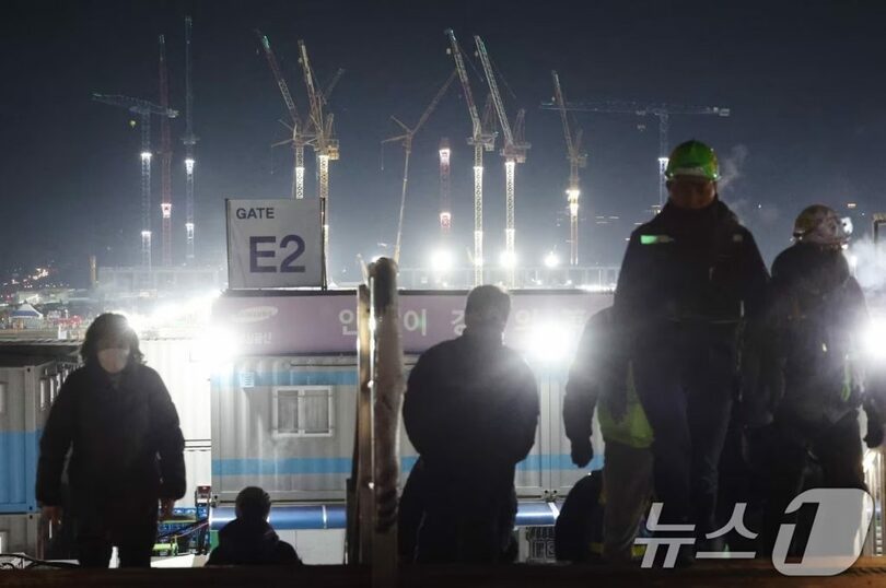 2025年12月22日午前6時ごろ、京畿道平沢市のサムスン電子平沢キャンパス第4工場（P4）へ出勤する労働者の後ろに、工事中の第5工場（P5）が見える(c)news1