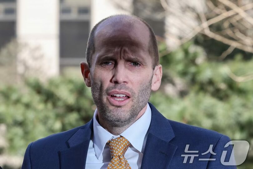 6日午後、ソウル警察庁で2回目の事情聴取に臨むハロルド・ロジャース氏(c)news1