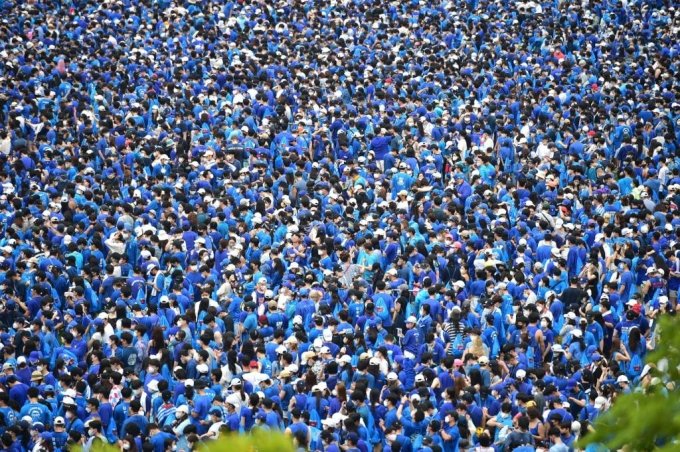 ソウル・汝矣島（ヨイド）の漢江（ハンガン）公園一帯が花火大会を見るために集まった市民ら(c)NEWSIS