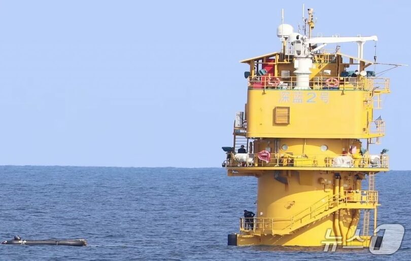 中国が黄海の韓中暫定措置水域に無断設置した「深藍2号」＝イ・ビョンジン議員室(c)news1