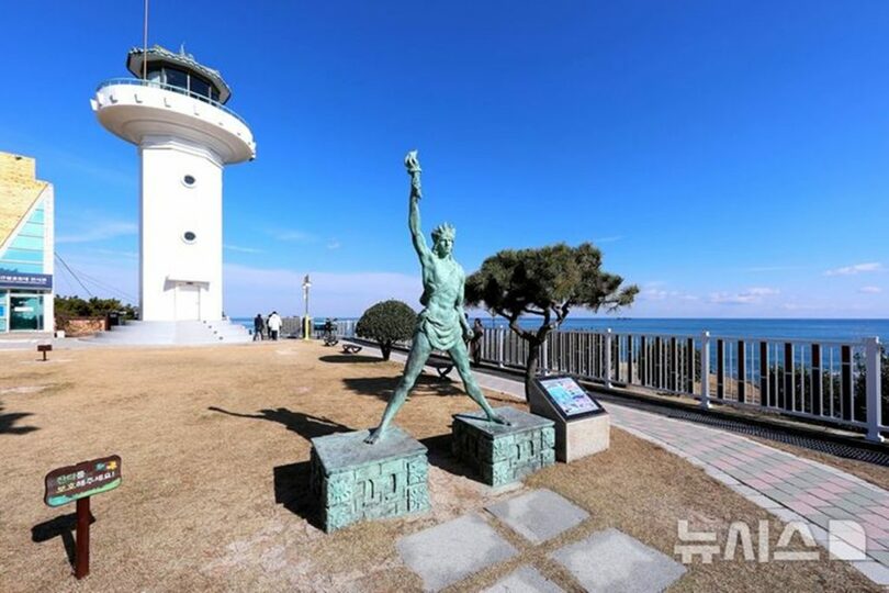 艮絶串灯台と周辺の彫刻作品＝韓国航路標識技術院提供(c)NEWSIS