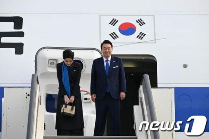 20日午前、スイス・チューリッヒ国際空港で空軍1号機に搭乗する際にあいさつする韓国のユン・ソンニョル（尹錫悦）大統領と妻キム・ゴニ（金建希）氏（大統領室提供）(c)news1