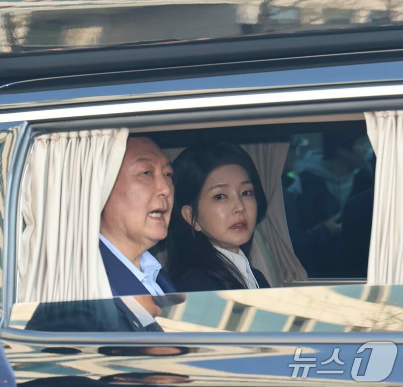 4月11日午後、大統領公邸を離れるユン・ソンニョル（尹錫悦）氏とキム・ゴニ（金建希）氏(c)news1