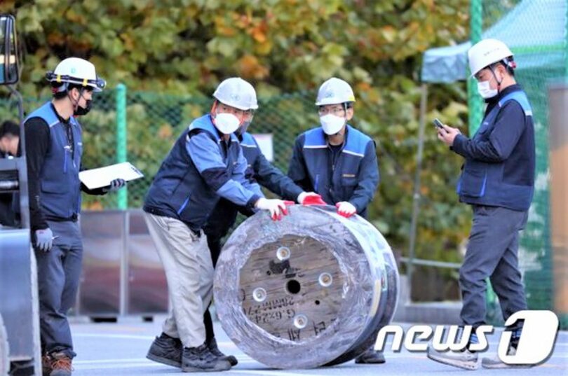 10月17日午前、SKC&amp;C板橋（パンギョ）データセンターのカカオデータセンター火災現場で、ワイヤーロープなど復旧作業のための資材を運ぶ関係者ら(c)news1