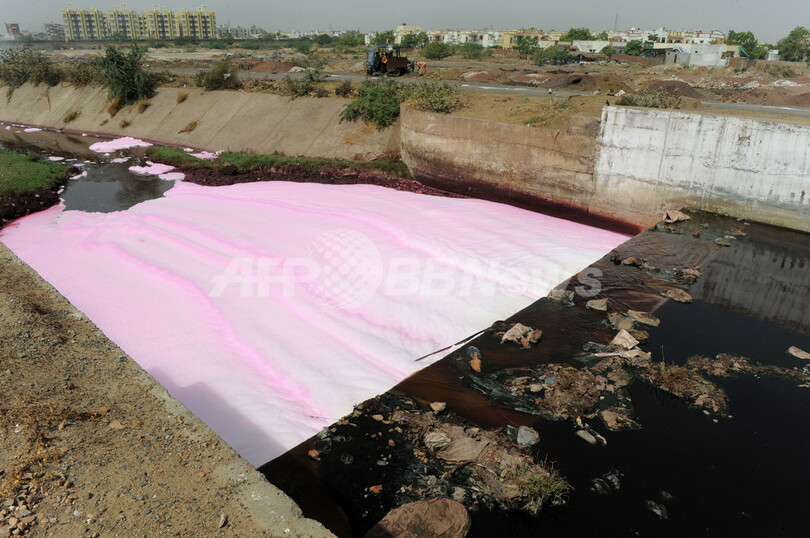 用水路に排出される化学物質汚染水、インド