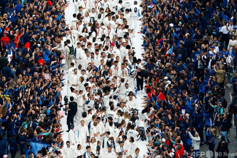 パリで五輪・パラ祝賀パレード、選手らが大会に別れ