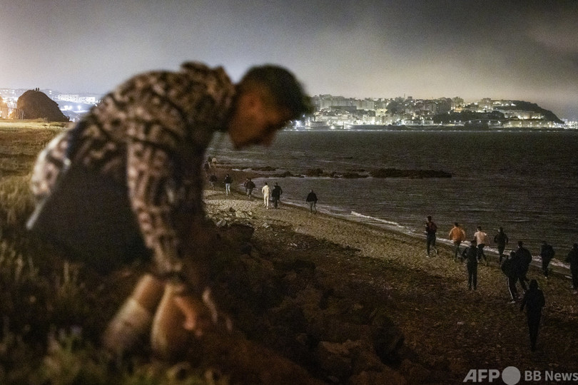 スペイン領セウタに移民8千人殺到 モロッコとの対立深まる