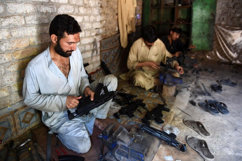 銃がスマホより安いパキスタンの町