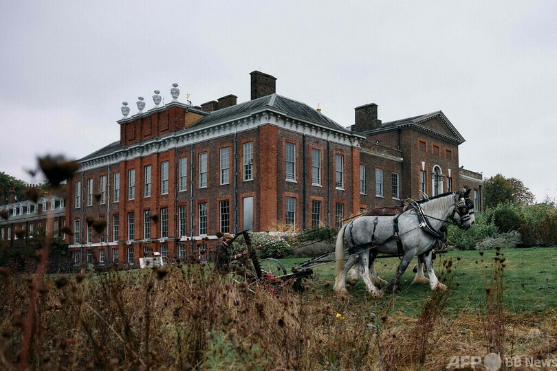 英ケンジントン宮殿の草刈りは馬にお任せ 持続可能な伝統手法