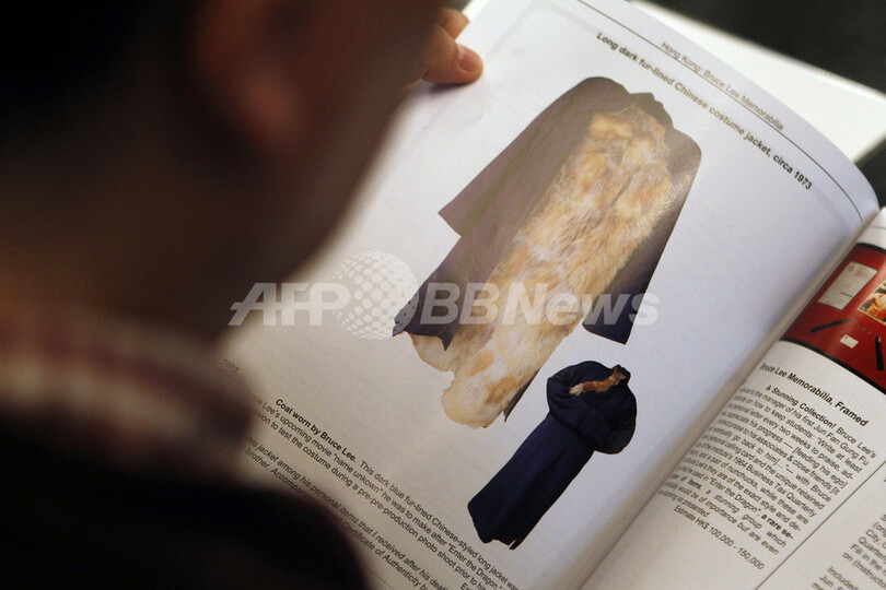 ブルース・リーのコートに600万円、香港でオークション