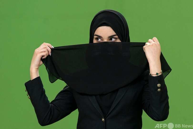 女性キャスターの顔覆うよう命じたタリバンに抗議、男性司会者がマスク着用