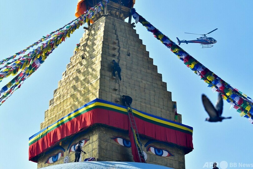 ネパール最大の仏塔、祈祷旗を天然素材製に