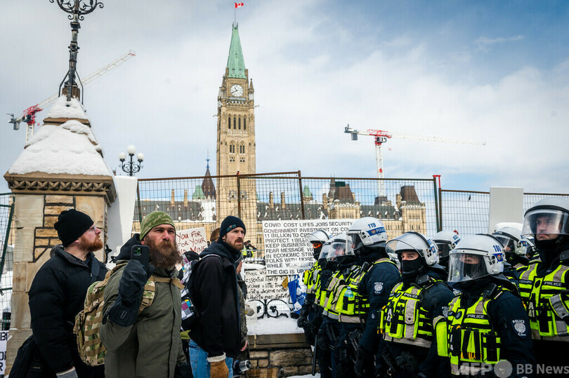 カナダ議事堂前 警察がトラックデモ隊を排除