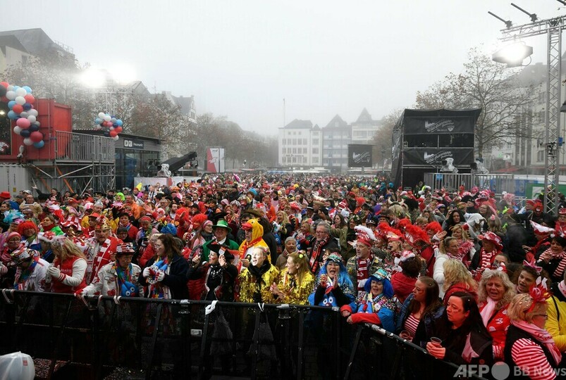 ドイツ西部ケルンでカーニバルの開幕を祝う人々（2021年11月11日撮影）。(c)Ina FASSBENDER / AFP