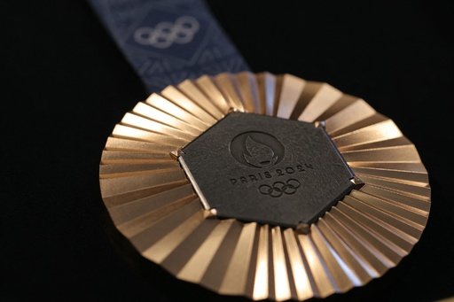 パリ五輪メダル、デザイン発表 エッフェル塔の構造材再利用 写真24枚