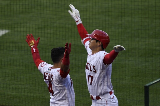 大谷翔平、MLBで初のリアル二刀流 初回に特大本塁打 写真12枚 国際