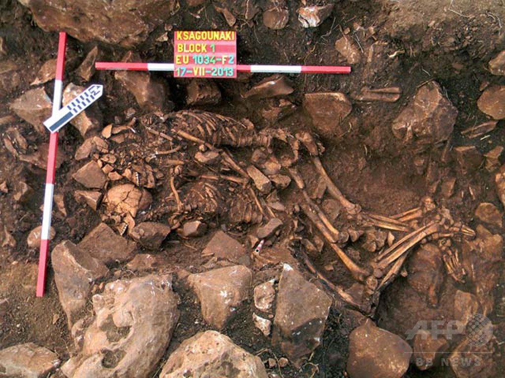 抱き合う男女の埋葬遺骨、先史遺跡で発見 ギリシャ 抱き合う男女の埋葬遺骨、先史遺跡で発見 ギリシャ