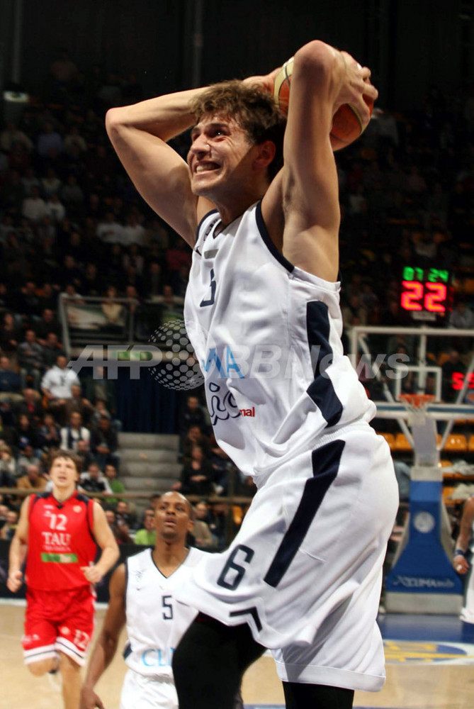 ＜バスケットボール ユーロリーグ＞クリマミオ・ボローニャ タウ・セラミカに競り勝って4勝目を挙げる イタリア 写真4枚 国際ニュース