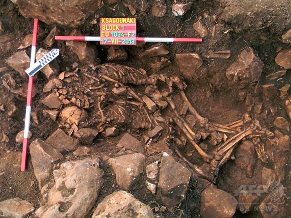 抱き合う男女の埋葬遺骨 先史遺跡で発見 ギリシャ 写真1枚 国際ニュース Afpbb News