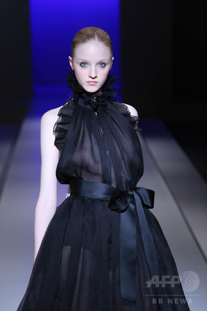 都会の風を強く美しく表現、「タエ アシダ」15年春夏