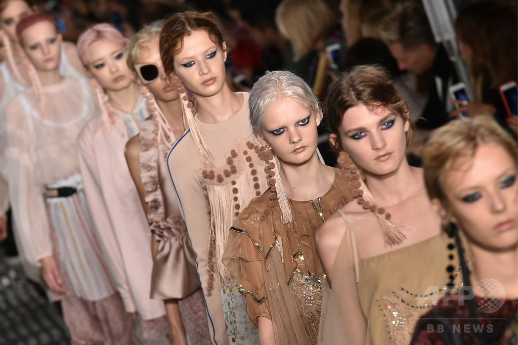 「ヌメロ ヴェントゥーノ」17年春夏