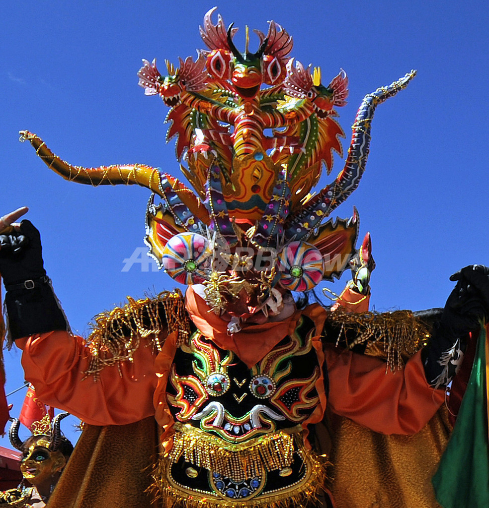 ボリビアで無形文化遺産のカーニバル、各地の踊りを披露 写真30枚 