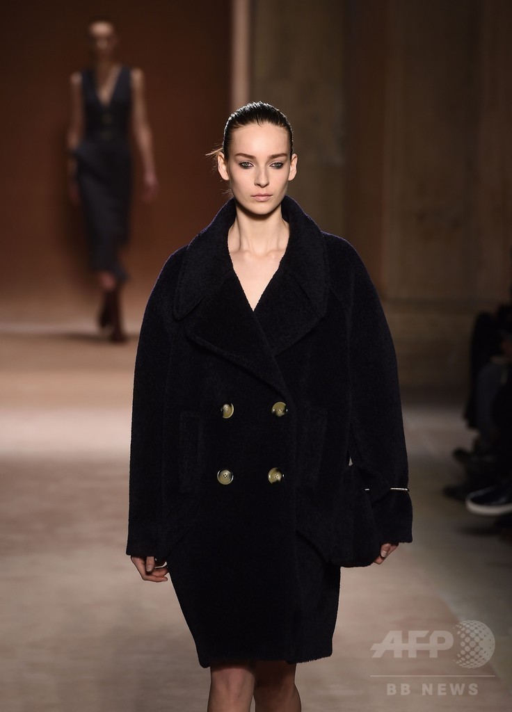 アシンメトリーな裾とドレープでフェミニンに、「ヴィクトリア ベッカム」15/16年秋冬