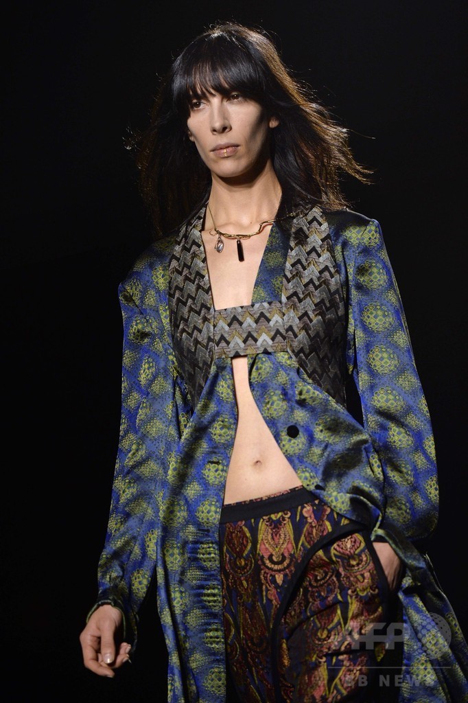 緑に映える多彩なテキスタイル、「ドリス ヴァン ノッテン」15年春夏