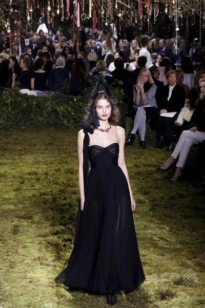 キウリによる初の「ディオール」オートクチュール、ファッション界から称賛