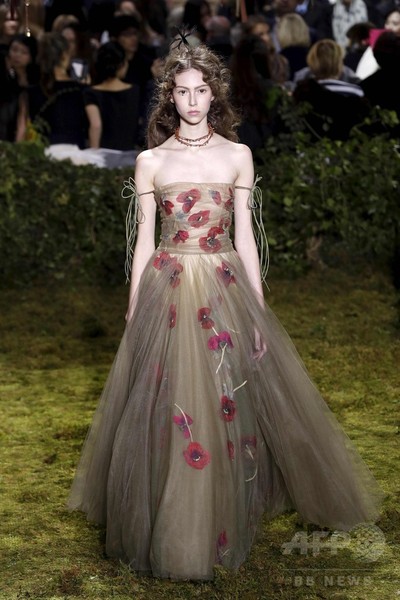 キウリによる初の「ディオール」オートクチュール、ファッション界から称賛